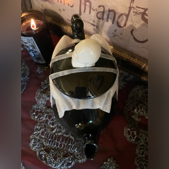 SPOOKY HOLLOW NWOT Halloween Skull Lidded Black & White Skeleton Hand Teapot - Picture 9 of 13